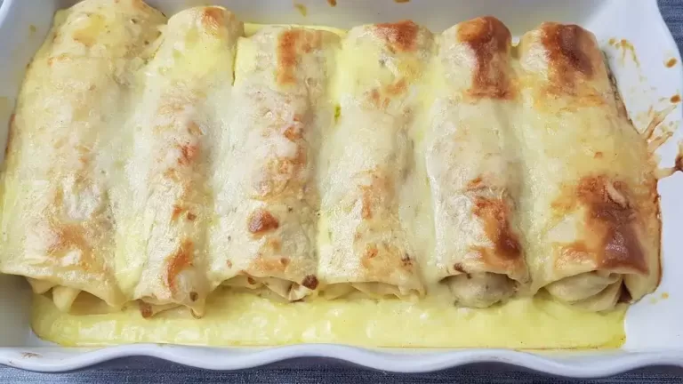 Crêpes Salées Roulées au Poulet et Gratinées au Fromage